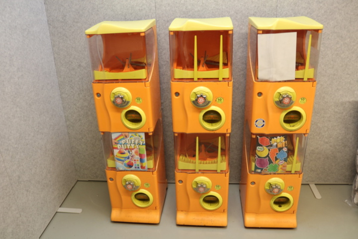 1515200-3 6 Vending machines