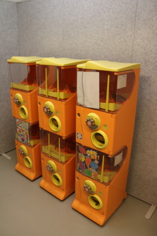 1515200-4 6 Vending machines
