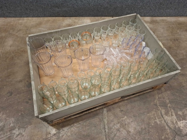 1570609-2 Sortiment med glas, karaffer, glasbrukar, glasmuggar m.m.