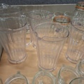 1570609-3 Sortiment med glas, karaffer, glasbrukar, glasmuggar m.m.
