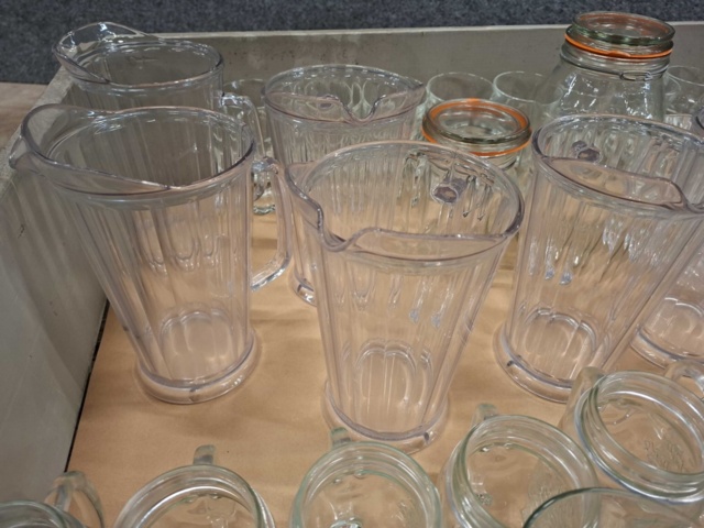 1570609-3 Sortiment med glas, karaffer, glasbrukar, glasmuggar m.m.