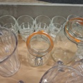 1570609-4 Sortiment med glas, karaffer, glasbrukar, glasmuggar m.m.