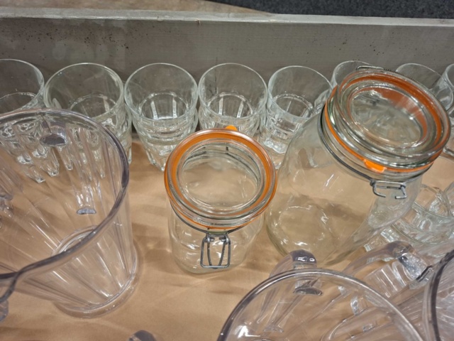 1570609-4 Sortiment med glas, karaffer, glasbrukar, glasmuggar m.m.