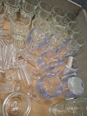 1570609-5 Sortiment med glas, karaffer, glasbrukar, glasmuggar m.m.