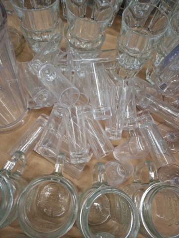 1570609-7 Sortiment med glas, karaffer, glasbrukar, glasmuggar m.m.