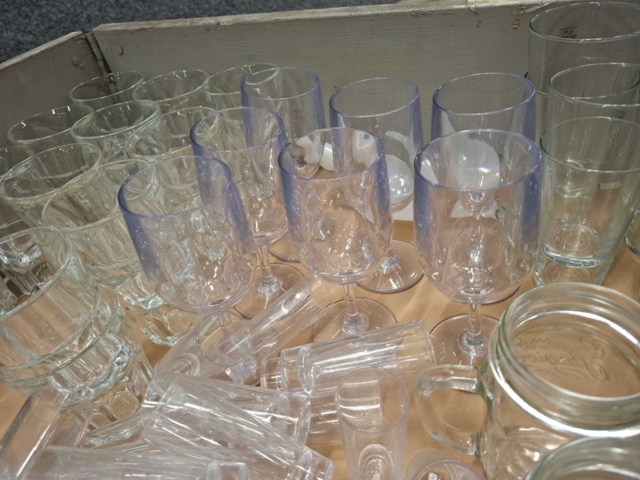 1570609-6 Sortiment med glas, karaffer, glasbrukar, glasmuggar m.m.