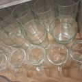 1570609-8 Sortiment med glas, karaffer, glasbrukar, glasmuggar m.m.