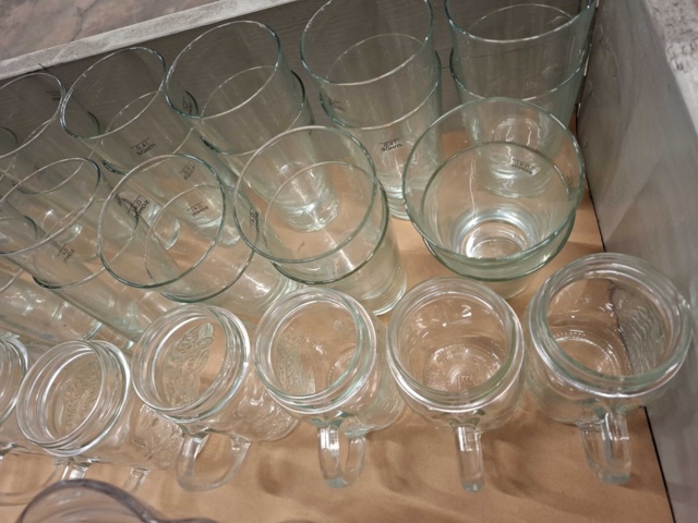 1570609-8 Sortiment med glas, karaffer, glasbrukar, glasmuggar m.m.