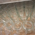 1570609-9 Sortiment med glas, karaffer, glasbrukar, glasmuggar m.m.