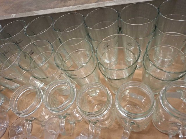 1570609-9 Sortiment med glas, karaffer, glasbrukar, glasmuggar m.m.