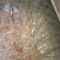 1570609-10 Sortiment med glas, karaffer, glasbrukar, glasmuggar m.m.