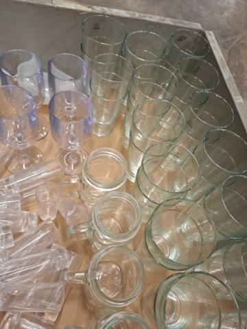 1570609-10 Sortiment med glas, karaffer, glasbrukar, glasmuggar m.m.