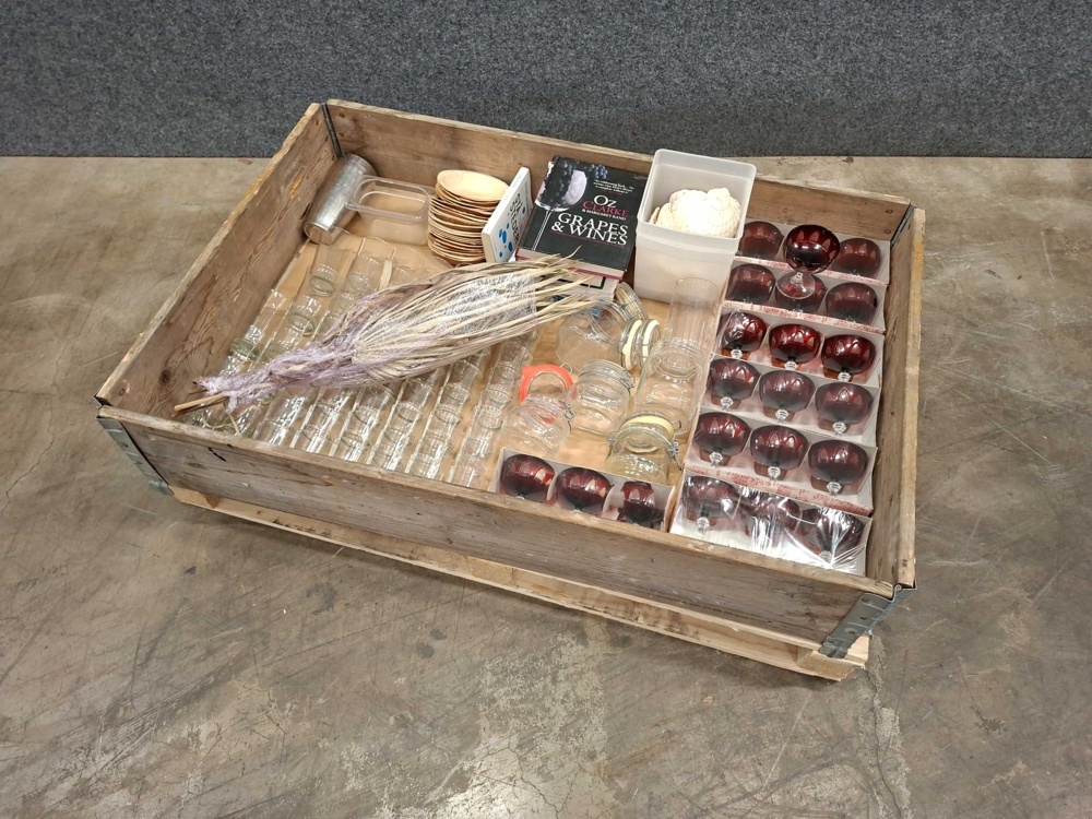 1570613-2 Glass, plastic glasses, jars etc.