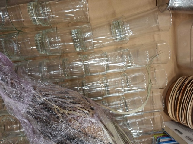 1570613-10 Glas, plastglas, burkar m.m.