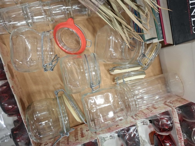 1570613-11 Glas, plastglas, burkar m.m.