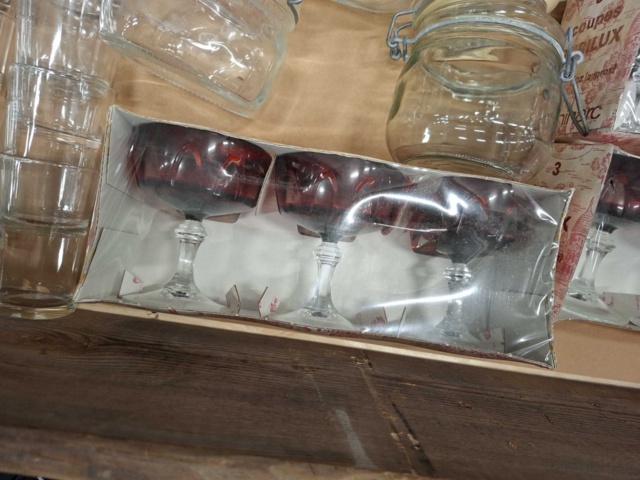 1570613-12 Glas, plastglas, burkar m.m.
