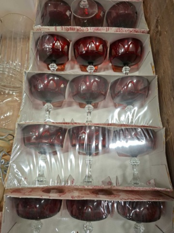 1570613-13 Glas, plastglas, burkar m.m.