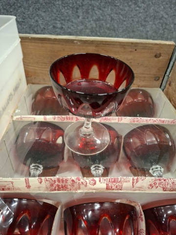 1570613-14 Glas, plastglas, burkar m.m.