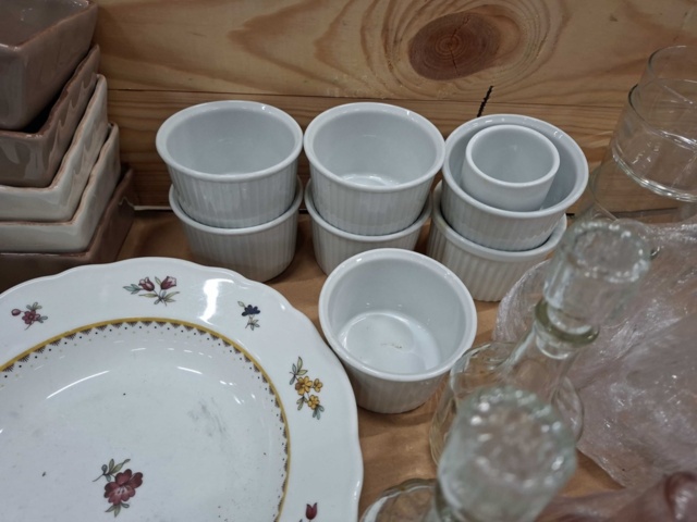 1570614-10 Glas, skålar, keramikskålar, muggar m.m.