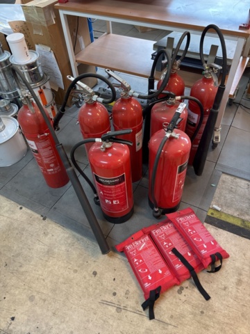 1511364-1 Collection of fire extinguishers and fire blankets - Housegard / Kidde
