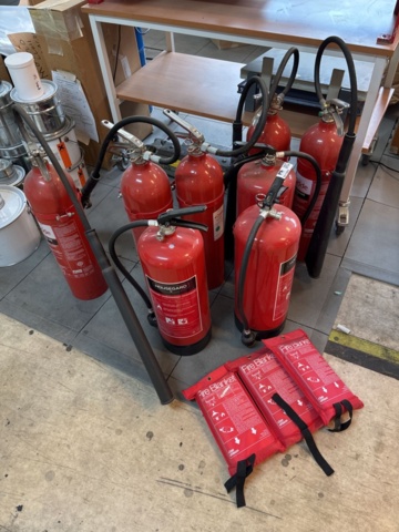1511364-9 Collection of fire extinguishers and fire blankets - Housegard / Kidde
