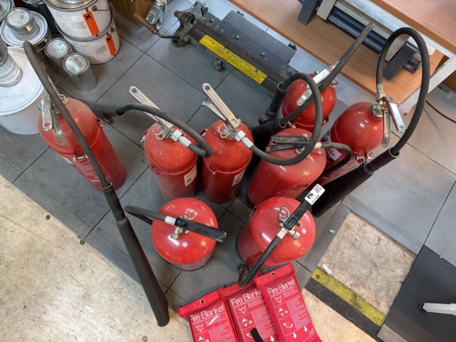 1511364-3 Collection of fire extinguishers and fire blankets - Housegard / Kidde