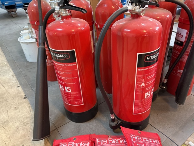 1511364-4 Collection of fire extinguishers and fire blankets - Housegard / Kidde