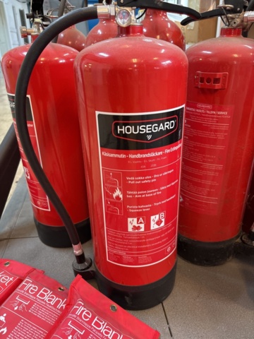 1511364-5 Collection of fire extinguishers and fire blankets - Housegard / Kidde