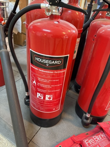 1511364-6 Collection of fire extinguishers and fire blankets - Housegard / Kidde