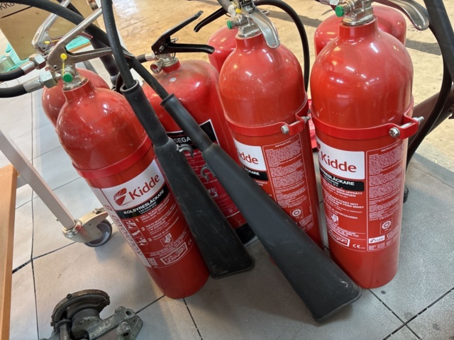 1511364-8 Collection of fire extinguishers and fire blankets - Housegard / Kidde