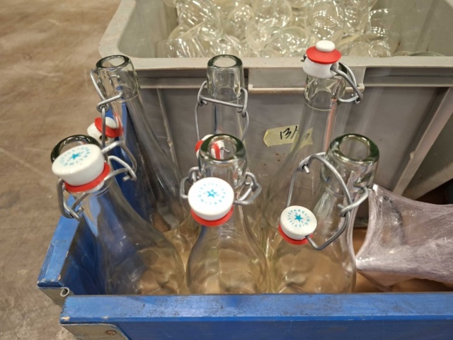 1570623-3 Glas, glasflaskor, gjutjärnsformar, terrakottaskålar m.m.