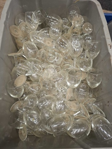 1570623-5 Glas, glasflaskor, gjutjärnsformar, terrakottaskålar m.m.