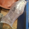 1570623-6 Glas, glasflaskor, gjutjärnsformar, terrakottaskålar m.m.