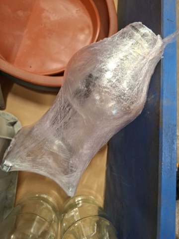 1570623-6 Glas, glasflaskor, gjutjärnsformar, terrakottaskålar m.m.