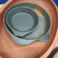 1570623-9 Glas, glasflaskor, gjutjärnsformar, terrakottaskålar m.m.