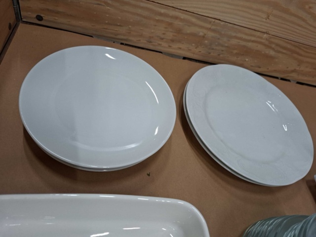 1570625-3 Tallrikar, fat, glasassietter, formar m.m.