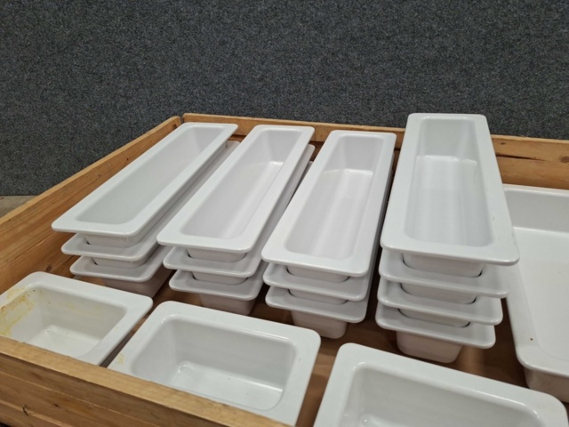 1570626-2 Plastkantiner vita