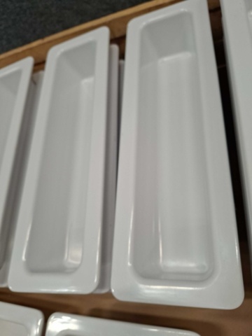 1570626-3 Plastkantiner vita