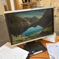 1511370-3 Kontorsinredning med skrivbord, kontorsstol och skärmar