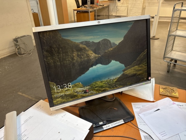 1511370-3 Kontorsinredning med skrivbord, kontorsstol och skärmar
