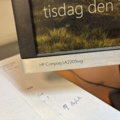 1511370-4 Kontorsinredning med skrivbord, kontorsstol och skärmar