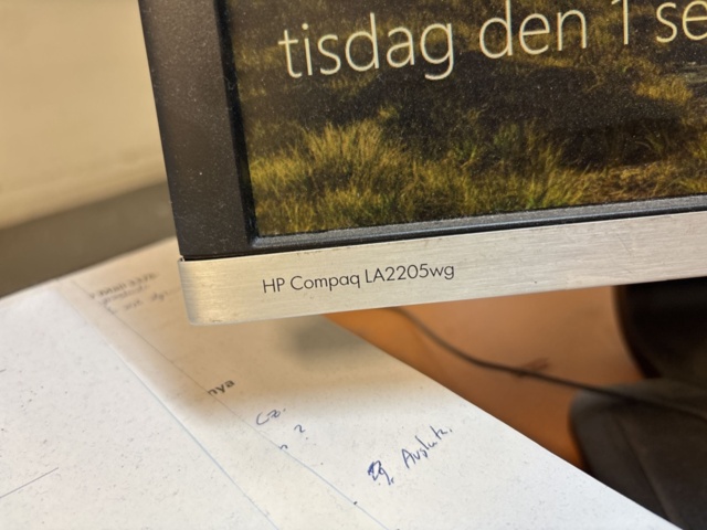 1511370-4 Kontorsinredning med skrivbord, kontorsstol och skärmar