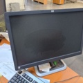 1511370-5 Kontorsinredning med skrivbord, kontorsstol och skärmar