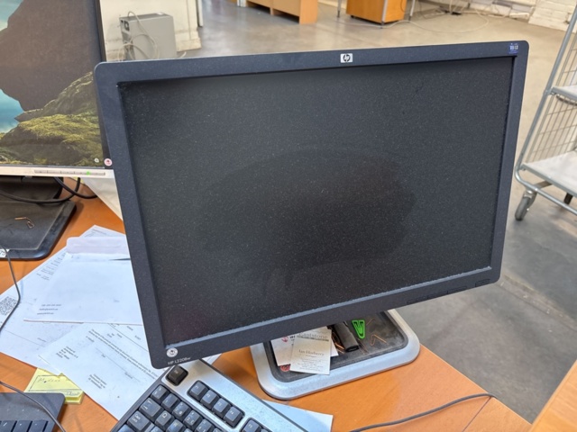1511370-5 Kontorsinredning med skrivbord, kontorsstol och skärmar