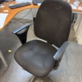 1511370-6 Kontorsinredning med skrivbord, kontorsstol och skärmar