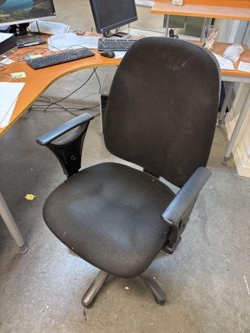 1511370-6 Kontorsinredning med skrivbord, kontorsstol och skärmar