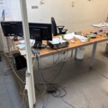 1511370-7 Kontorsinredning med skrivbord, kontorsstol och skärmar