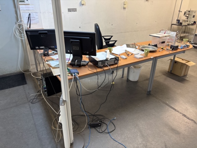 1511370-7 Kontorsinredning med skrivbord, kontorsstol och skärmar