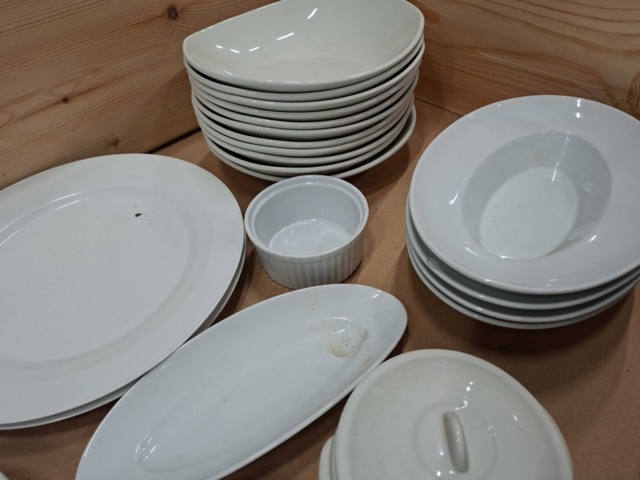 1570627-8 Tallrikar, skålar, muggar, portionsskålar m.m.