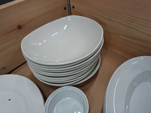 1570627-9 Tallrikar, skålar, muggar, portionsskålar m.m.
